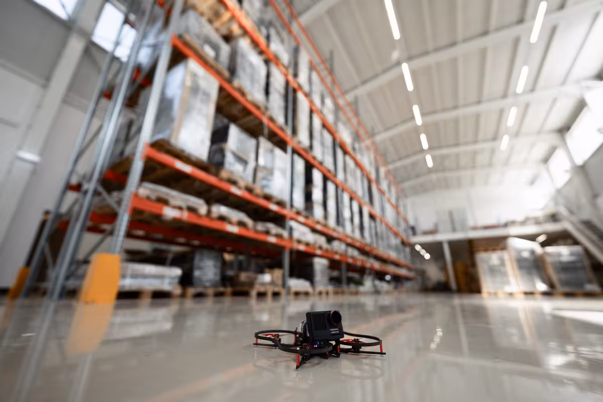 nahaufnahme einer ultraleichten fpv drohne für dynamische luftaufnahmen in einer modernen logistikhalle