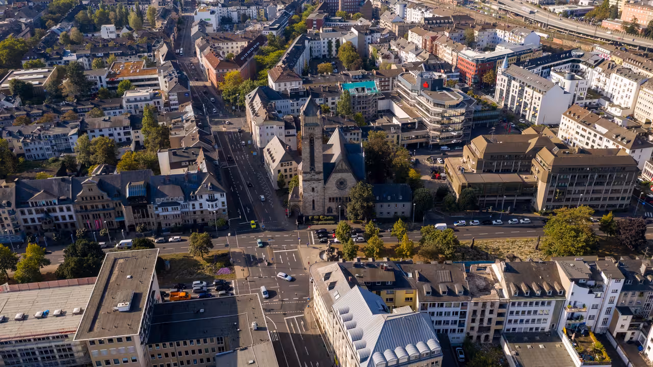 drohnenaufnahme einer großen straßenkreuzung mit kirche in koblenz