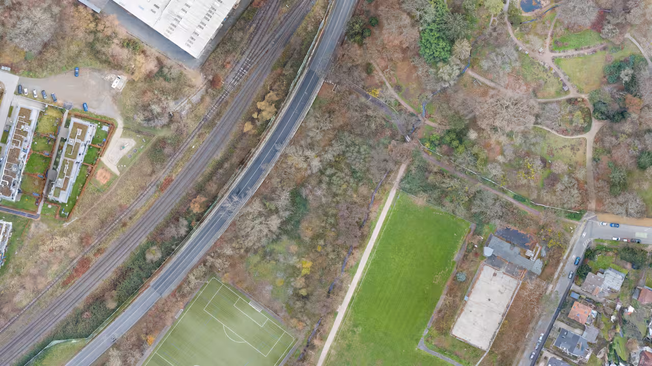 orthofoto mit bundesstraße, eisenbahnlinie, sportplatz, wohngebiet und parkanlage in darmstadt