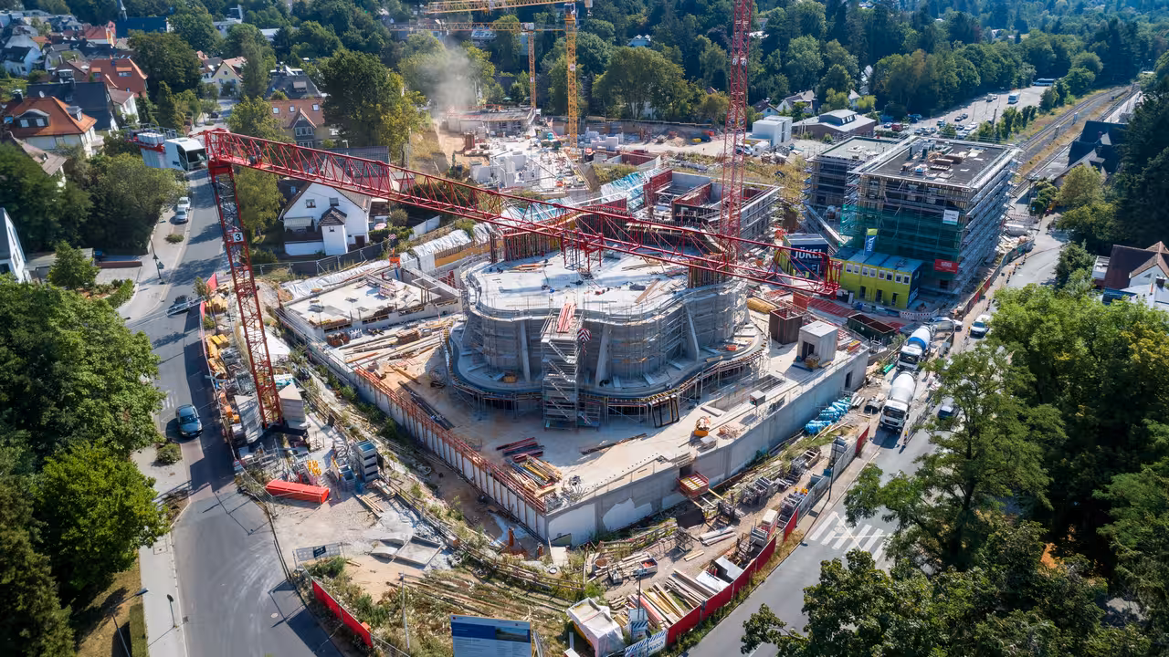 drohnenaufnahme der baustelle des casals forums, eines modernen konzertsaals, mit baukränen in kronberg im taunus