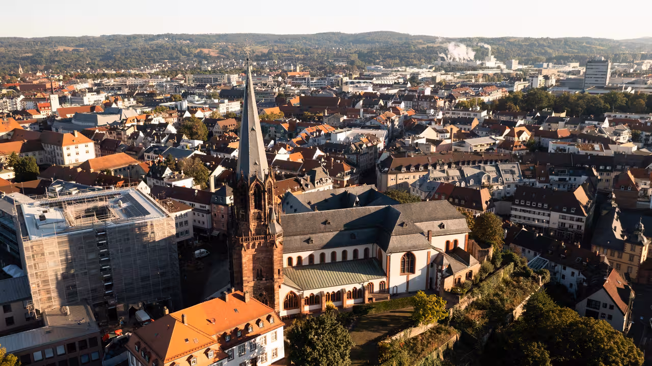 drohnenaufnahme der stiftsbasilika sankt peter und alexander in aschaffenburg in der morgensonne