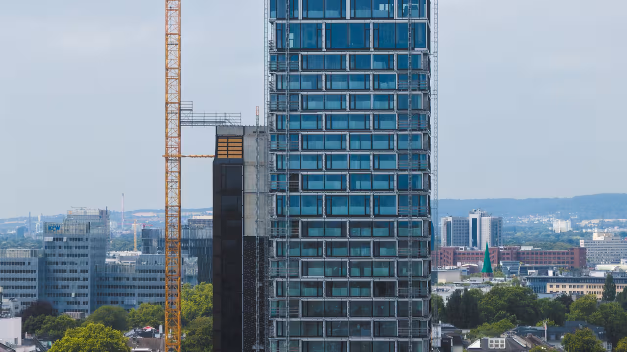 drohnenaufnahme eines hochhauses im bau in frankfurt am main