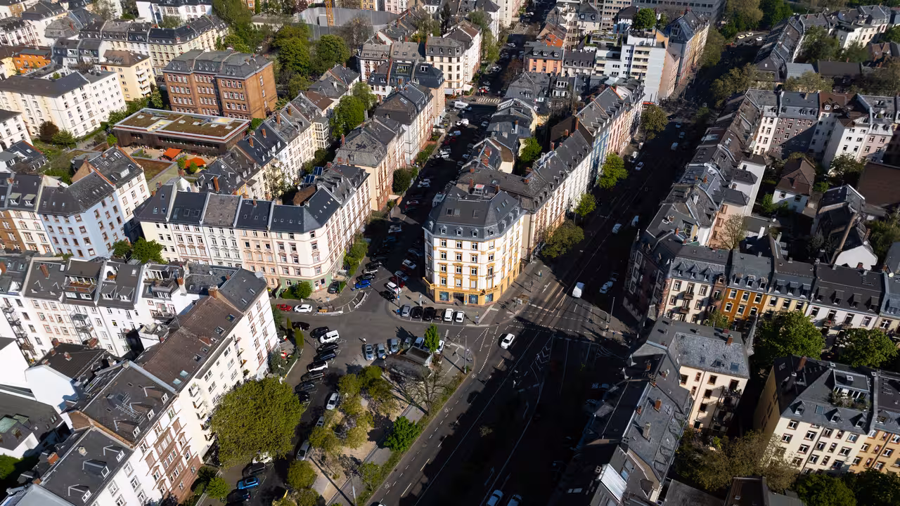drohnenaufnahme einer straßenkreuzung an der friedberger landstraße in frankfurt am main