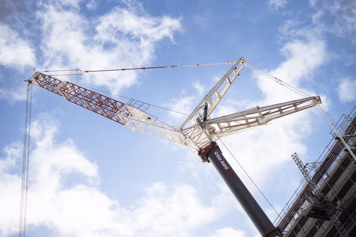 teleaufnahme eines riga mainz mobilkrans auf einer baustelle in wiesbaden
