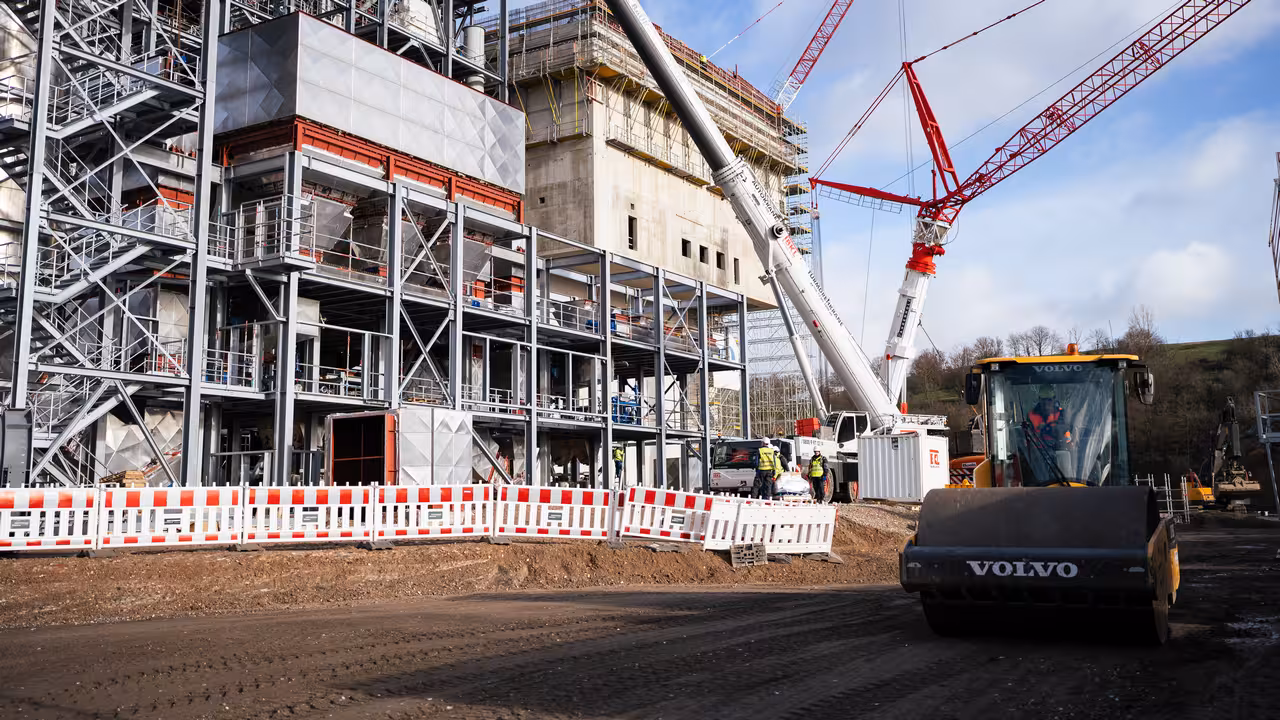 teleaufnahme einer walze auf einer baustelle mit stahlfachwerk in wiesbaden