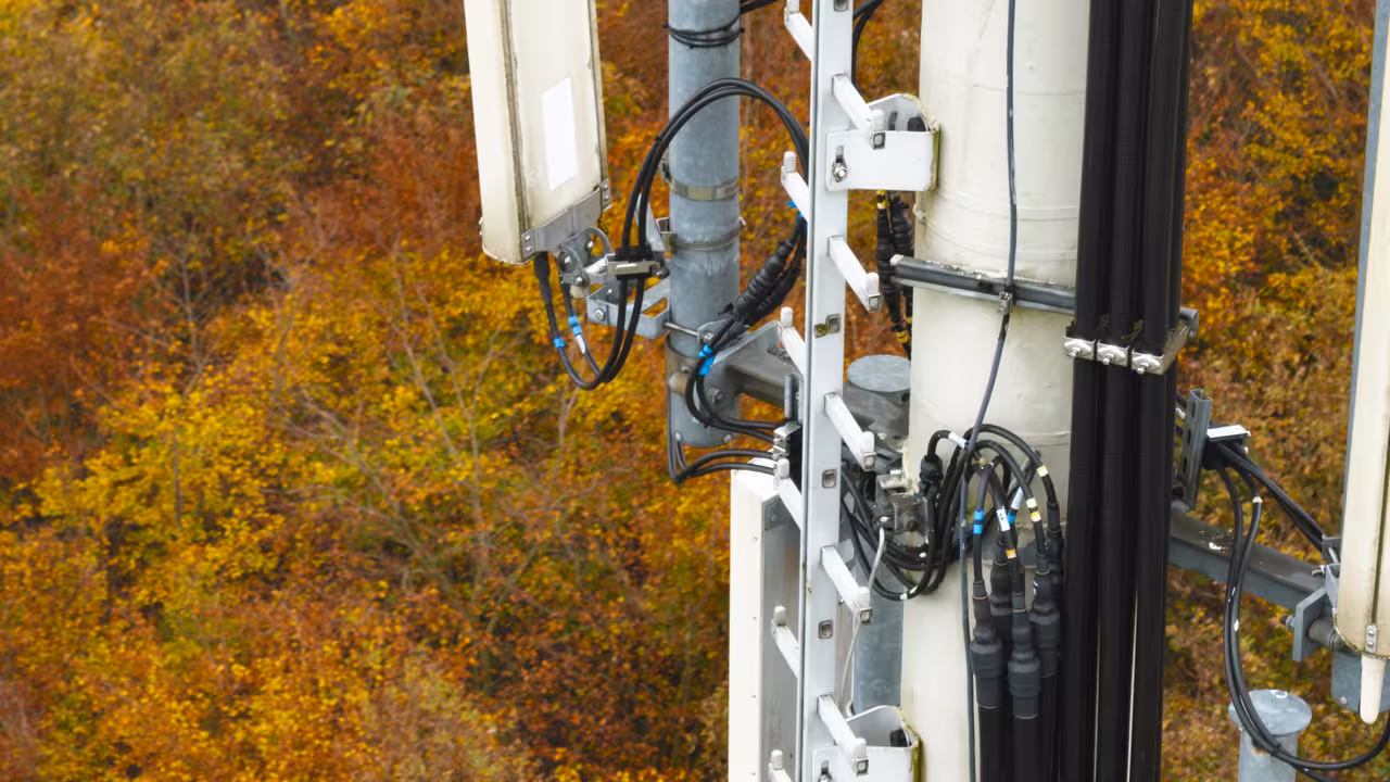 tele drohnenaufnahme eines mobilfunkturms mit kabeln und antennen in frankfurt