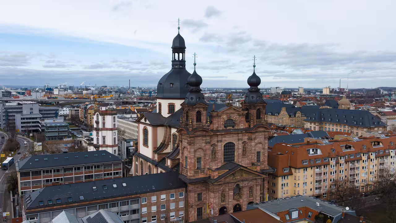 drohnenaufnahme der historischen jesuitenkirche st. ignatius und franz xaver in mannheim
