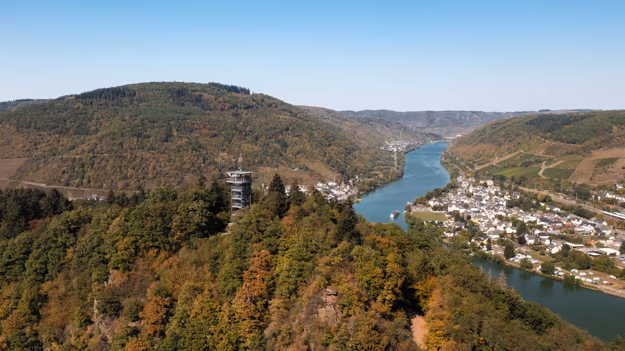 drohnenaufnahme des aussichtsturms prinzenkopf in pünderich mit aussicht auf weinberge und die mosel