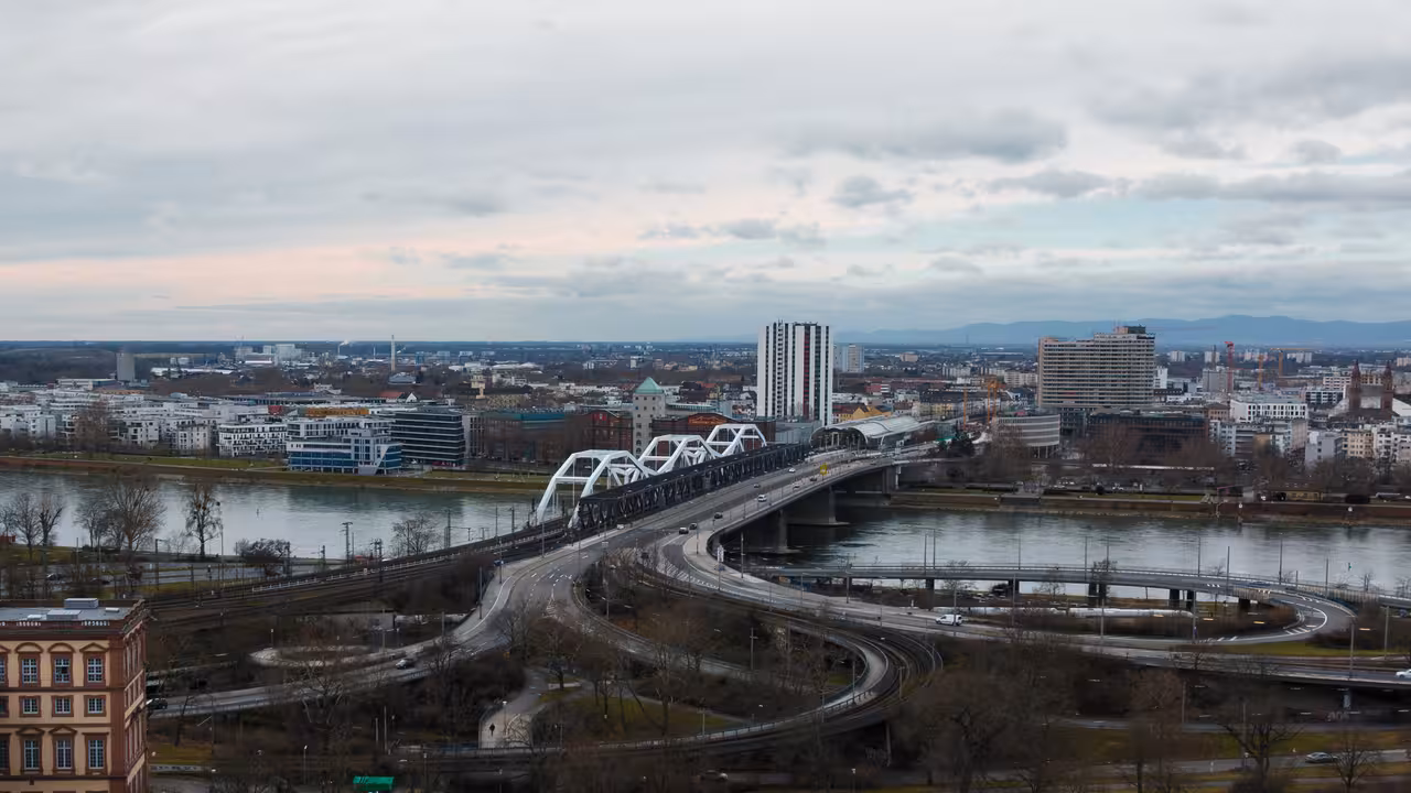 drohnenaufnahme der konrad-adenauer-brücke über den rhein in mannheim