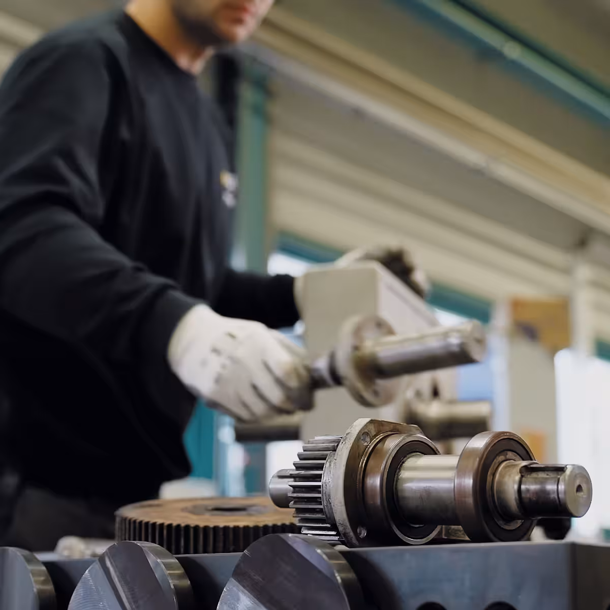 teleaufnahme eines mitarbeiters bei der reparatur eines getriebes bei maag in großostheim für einen imagefilm