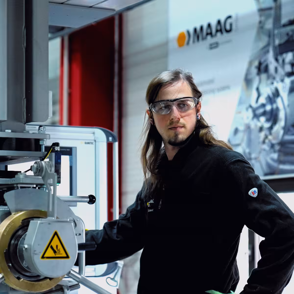 teleaufnahme eines mitarbeiters an einem pelletizer in einer industriehalle bei maag in großostheim für einen imagefilm