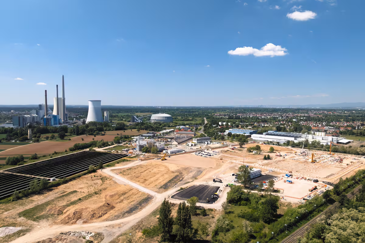 drohnenaufnahme einer großbaustelle mit dem uniper kraftwerk staudinger im hintergrund in hanau während einer drohnenvermessung für eine baudokumentation