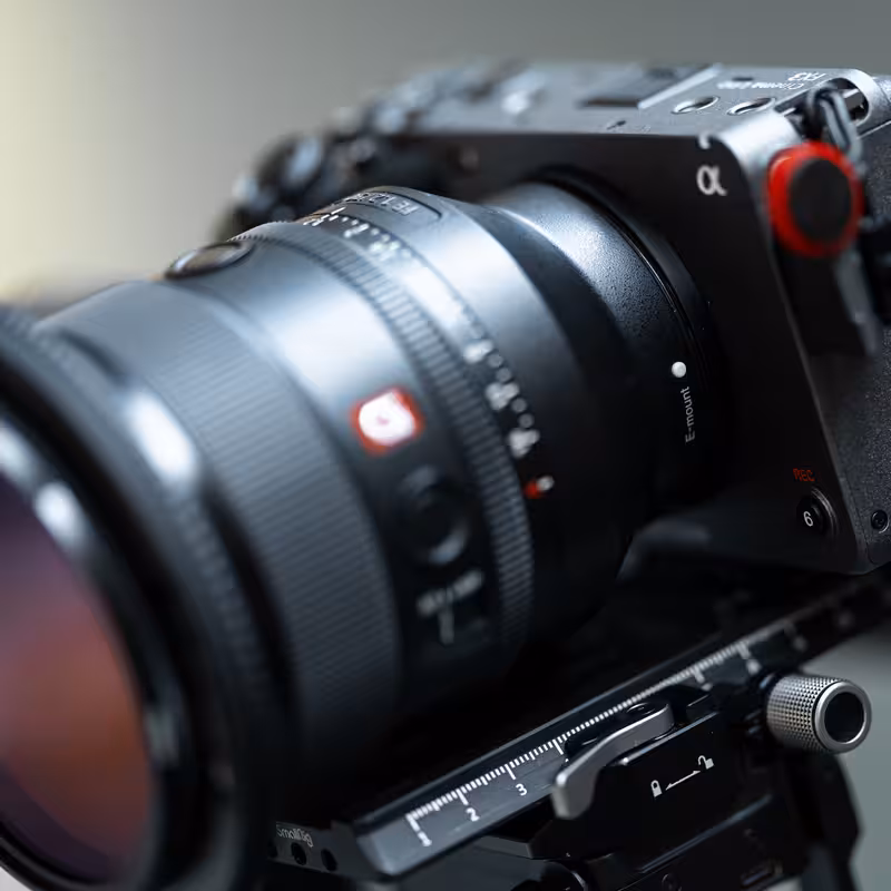 teleaufnahme einer filmkamera sony fx3 mit gm objektiv auf einem gimbal während der produktion eines imagefilms