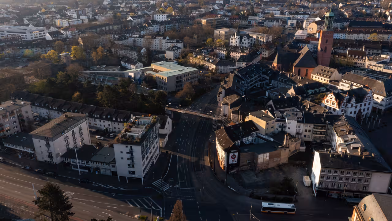 drohnenaufnahme der holzstraße in der innenstadt in darmstadt in der morgensonne für immobilienmarketing