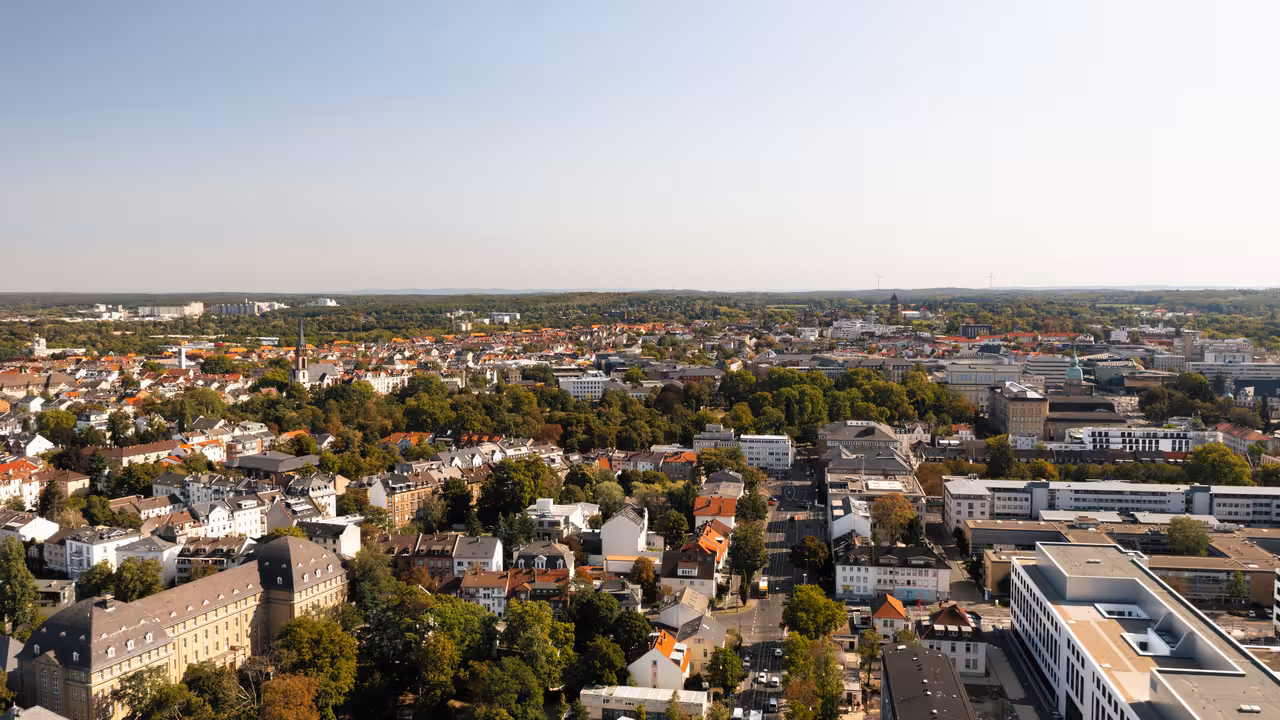 drohnenaufnahme des herrngartens im stadtgebiet mit umliegender bebauung in darmstadt für immobilienmarketing