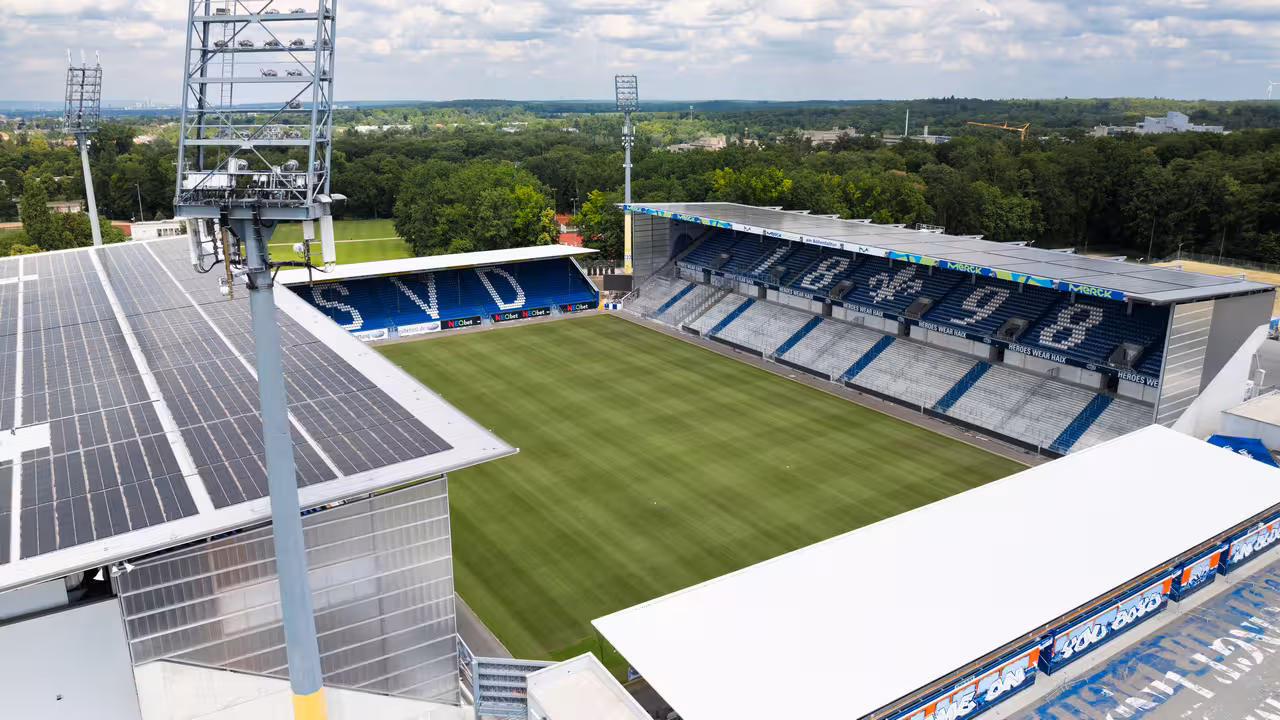 drohnenaufnahme des fußballstadions des sv darmstadt 98 nach fertigstellung der umbauarbeiten in darmstadt zu werbezwecken