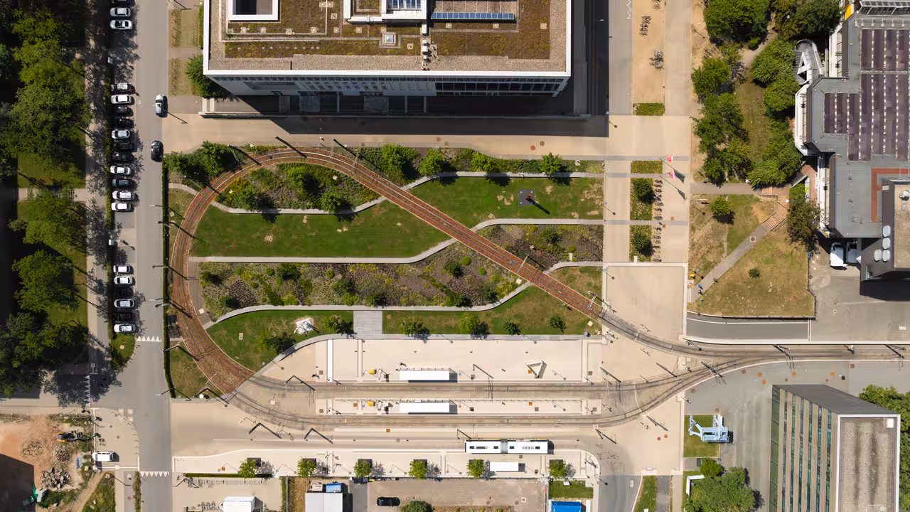 drohnenaufnahme des fertiggestellten neubaus haltestelle für bus und strassenbahn an der tu lichtwiese in darmstadt als referenzprojekt