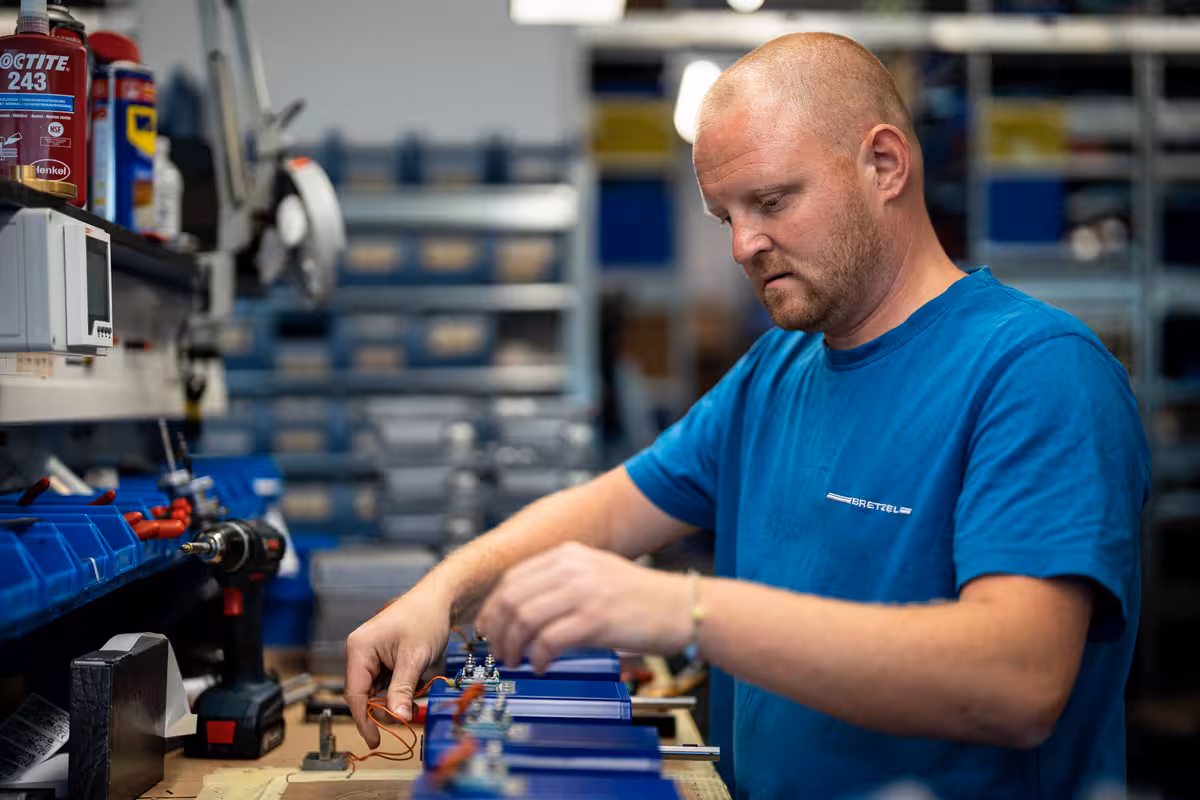 teleaufnahme eines mitarbeiters bei der reparatur eines elektromotors bei bretzel in weiterstadt für social media