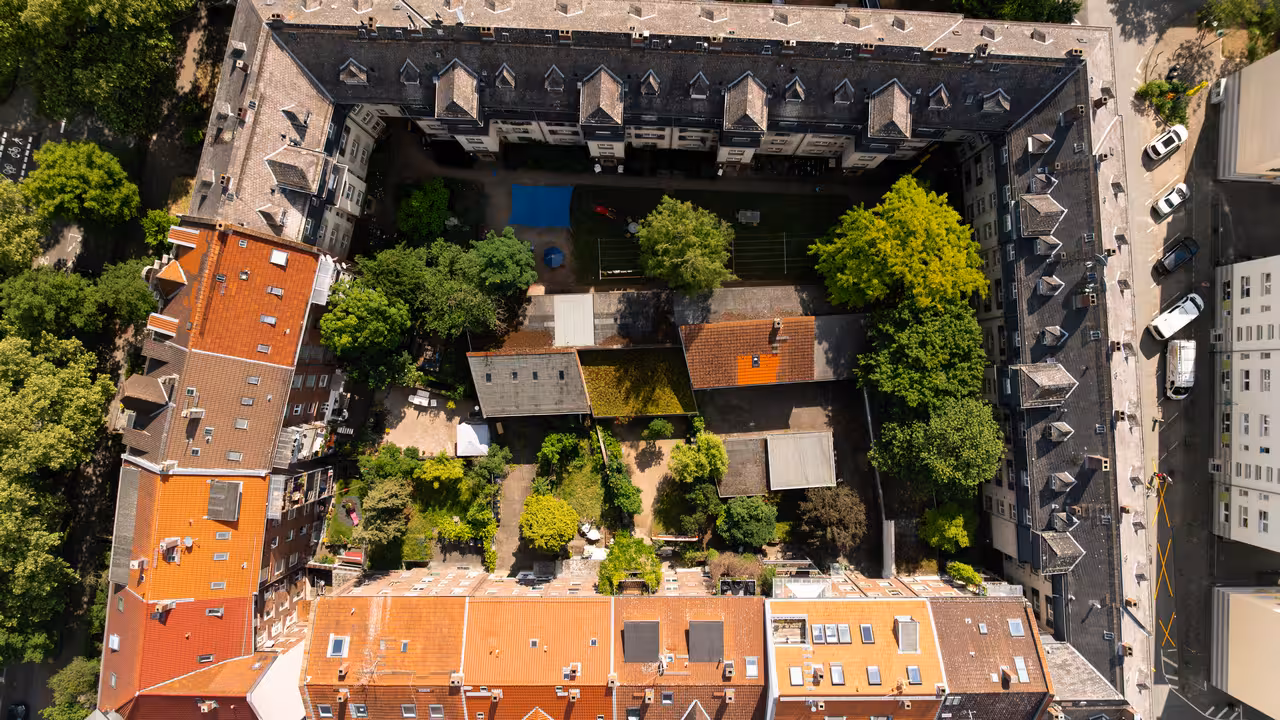 drohnenaufnahme der dächer eines blocks aus mehrfamilienhäusern in darmstadt während einer drohnenvermessung