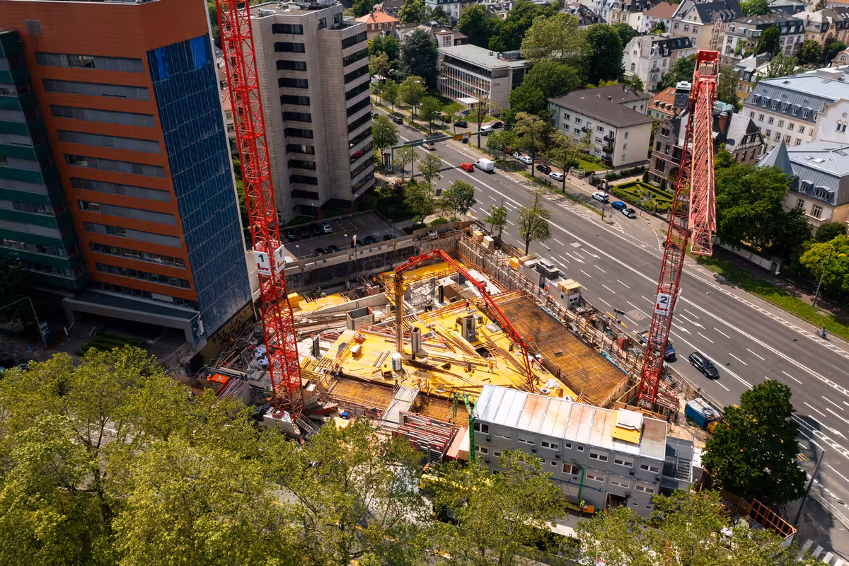 drohnenaufnahme einer baustelle mit kranarbeiten in frankfurt am main