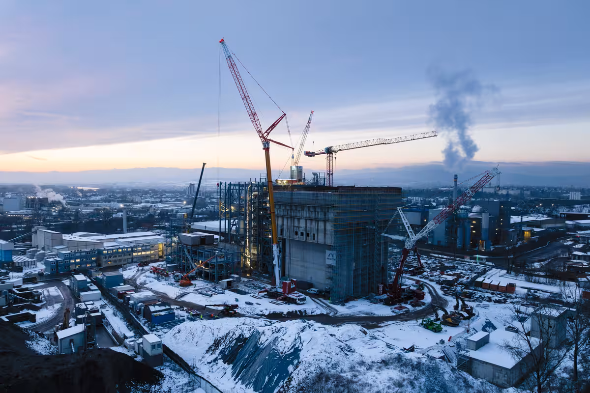 drohnenaufnahme einer beleuchteten baustelle mit betonfertigteilen in wiesbaden bei sonnenuntergang zur baudokumentation während einer drohnenvermessung