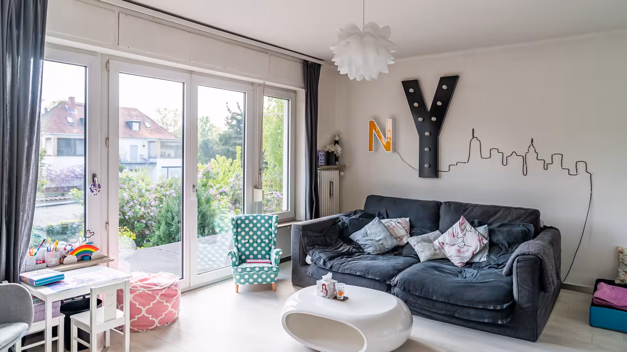 weitwinkelaufnahme des kinderzimmers eines einfamilienhauses in offenbach am main mit hellem lichteinfall für immobilienmarketing