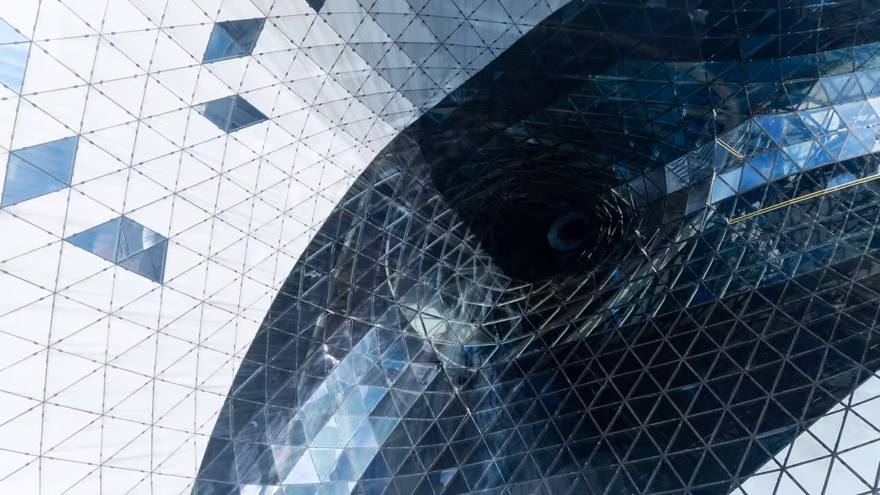 drohnenaufnahme der glasfassade des shoppingcenters myzeil in frankfurt am main