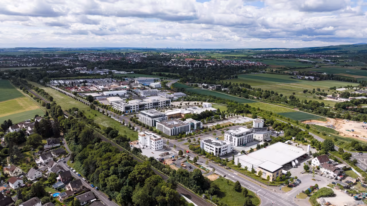 drohnenaufnahme eines modernen neubaugebiets mit grünanlagen in bad nauheim zur vermarktung