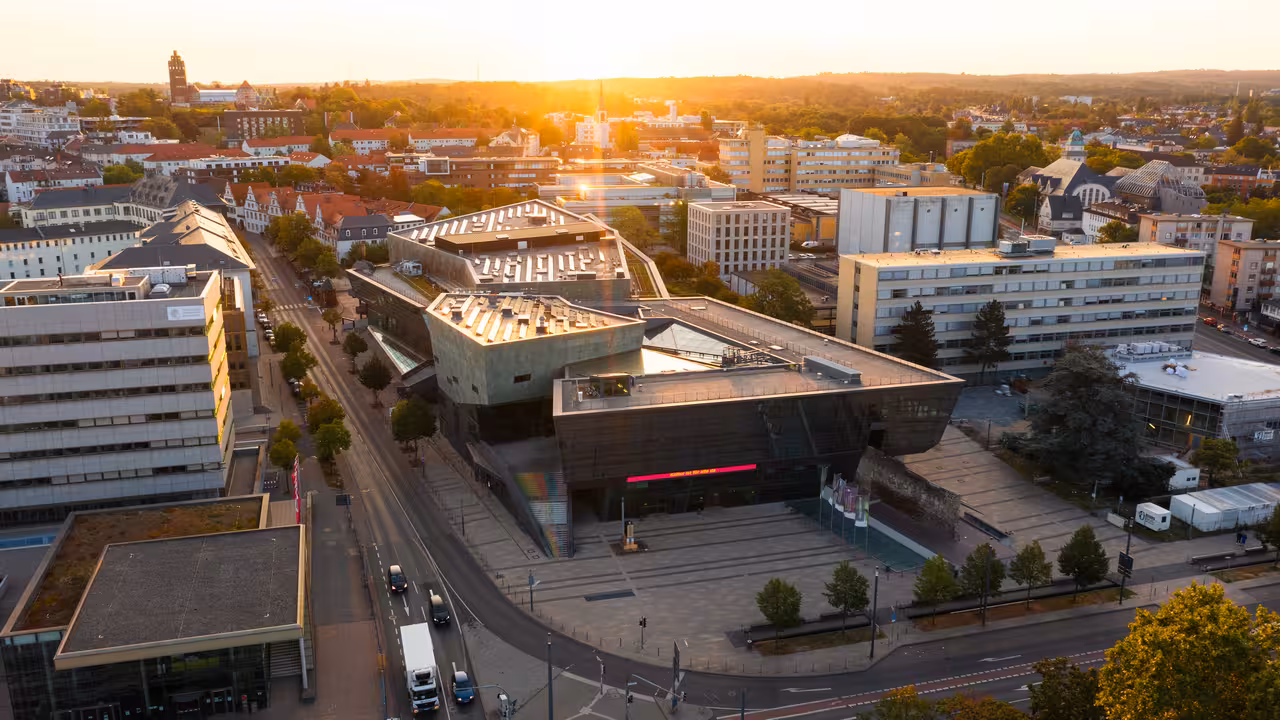 drohnenaufnahme des darmstadtiums in darmstadt bei gegenlicht in der morgensonne für werbezwecke