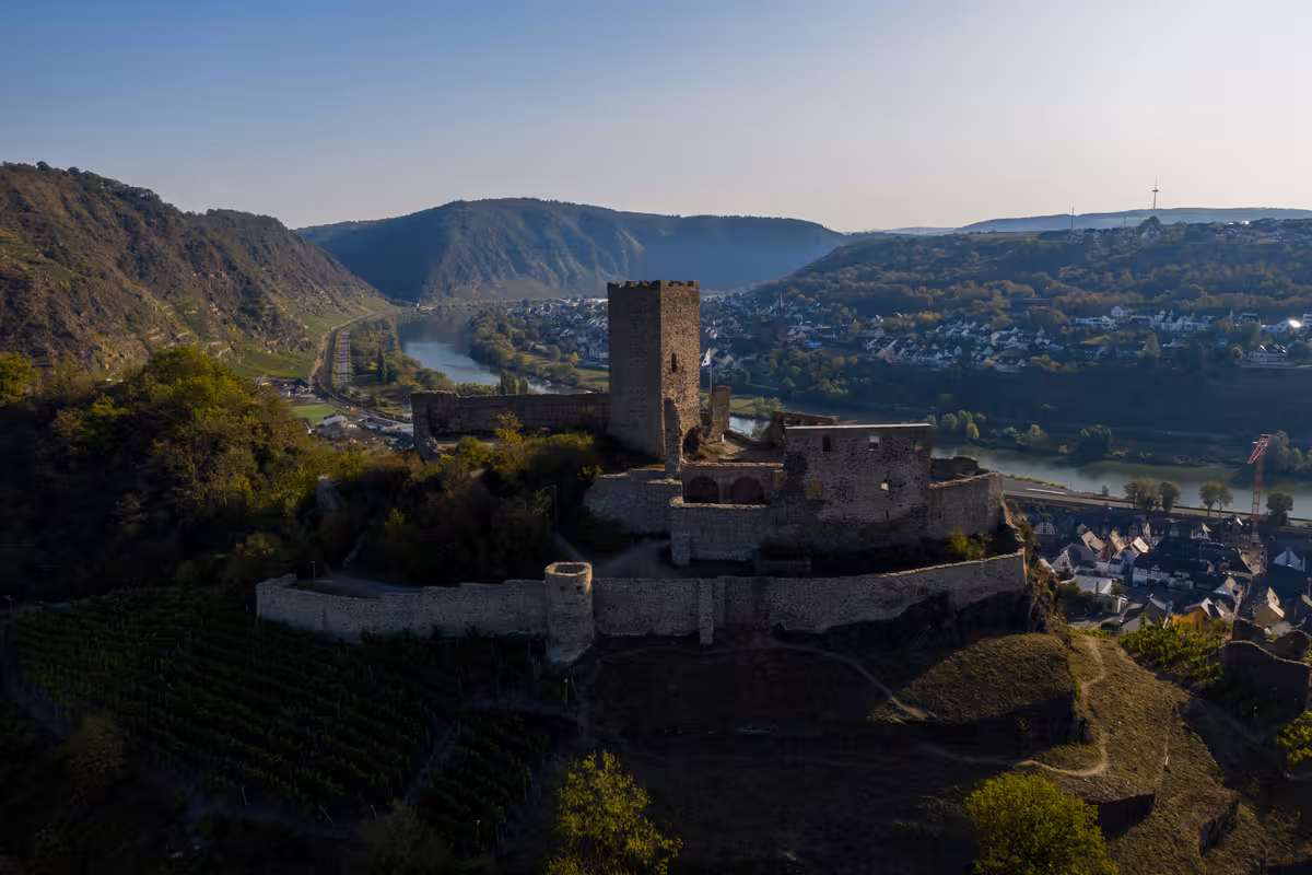 drohnenaufnahme der niederburg mit der mosel im hintergrund in kobern-gondorf in der morgensonne während einer drohnenvermessung