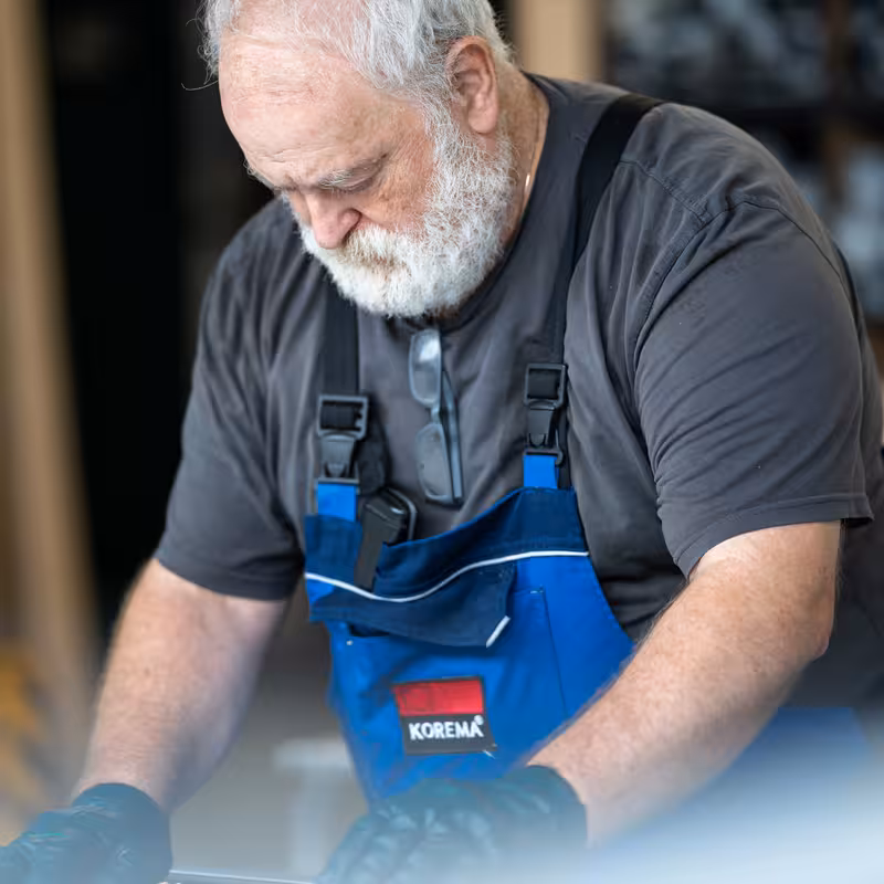 teleaufnahme eines mitarbeiters während der vorbereitung einer cnc laserzuschneidemaschine bei korema in darmstadt für einen imagefilm