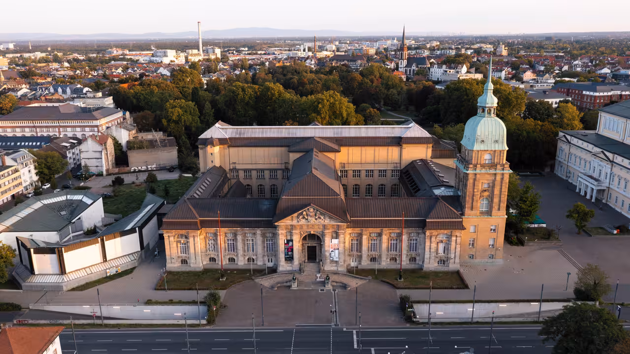 drohnenaufnahme des hessischen landesmuseums in darmstadt in der morgensonne zu werbezwecken
