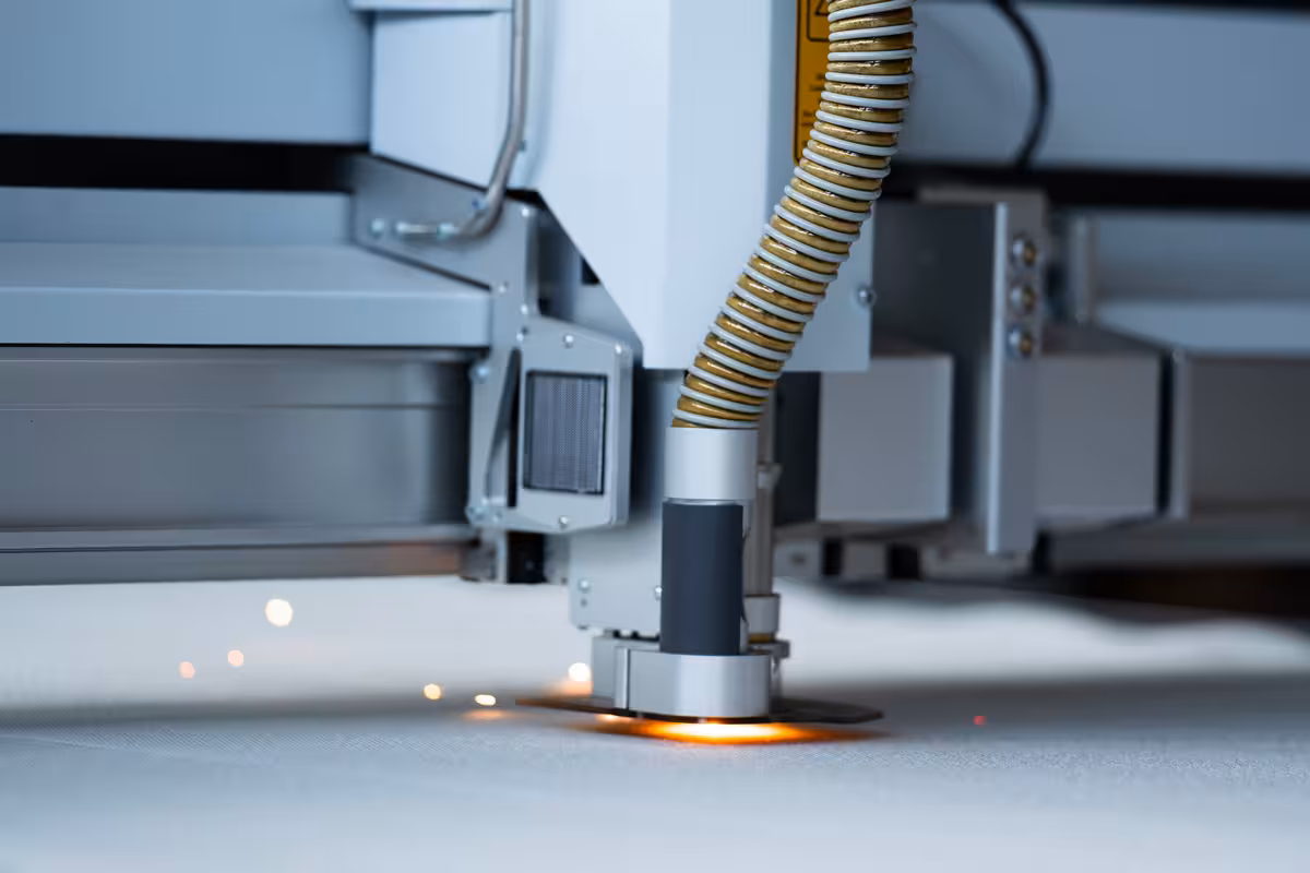 teleaufnahme einer cnc-gesteuerten laserzuschneidemaschine bei korema in darmstadt für social media