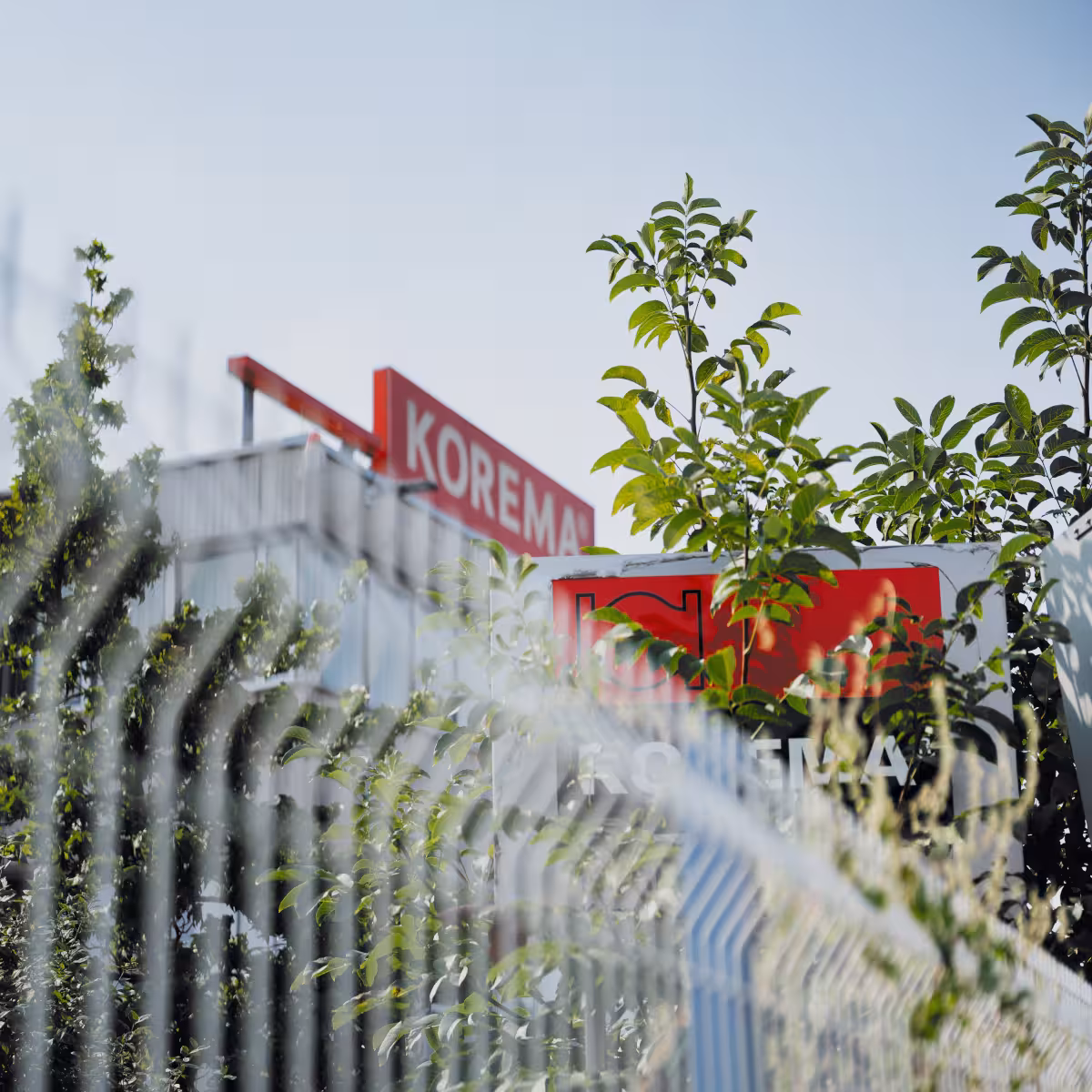 teleaufnahme des logos am unternehmensstandort von korema in weiterstadt für einen imagefilm