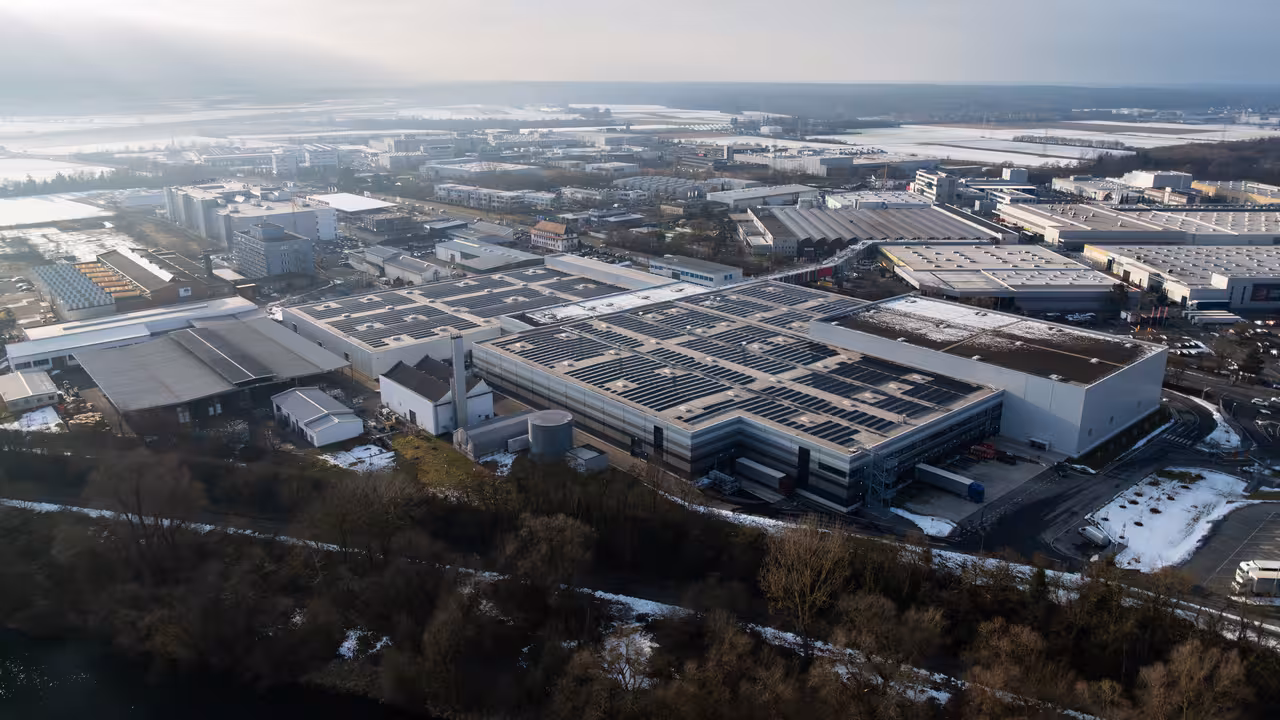 drohnenaufnahme der linde produktionshalle in aschaffenburg in der abendsonne nach einer baudokumentation