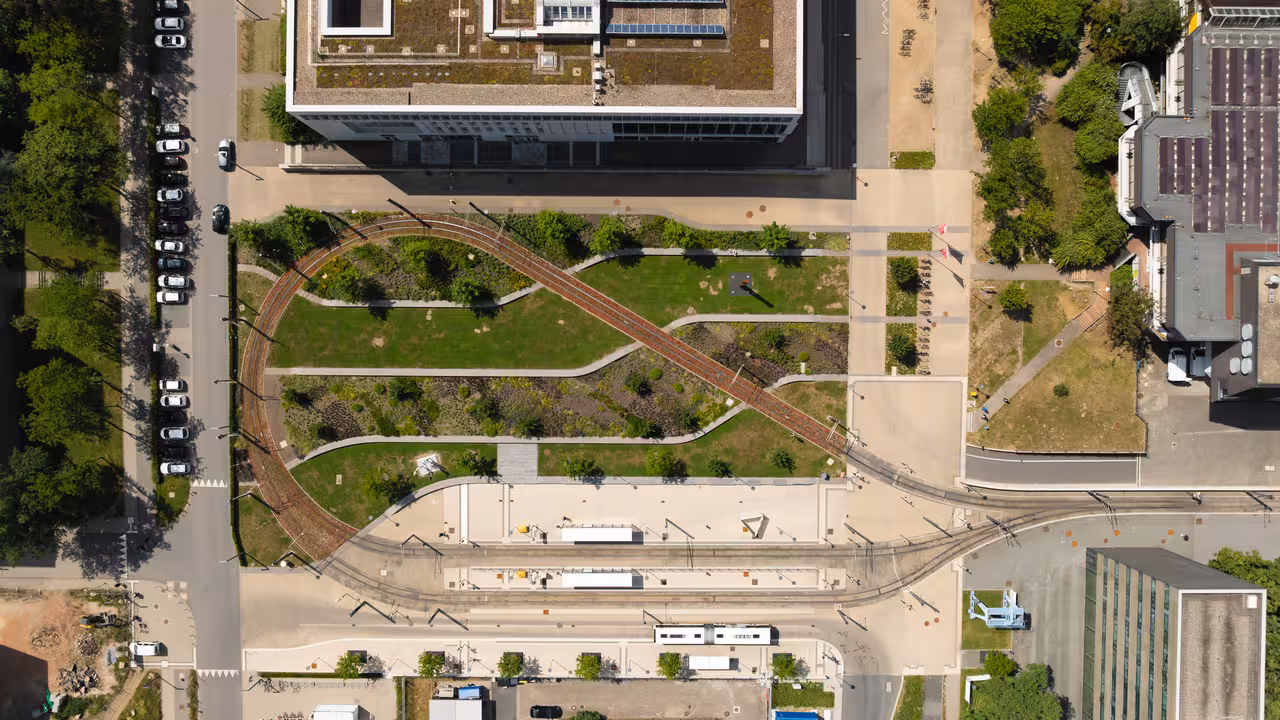 drohnenaufnahme des fertiggestellten neubaus haltestelle für bus und strassenbahn an der tu lichtwiese in darmstadt als referenzprojekt