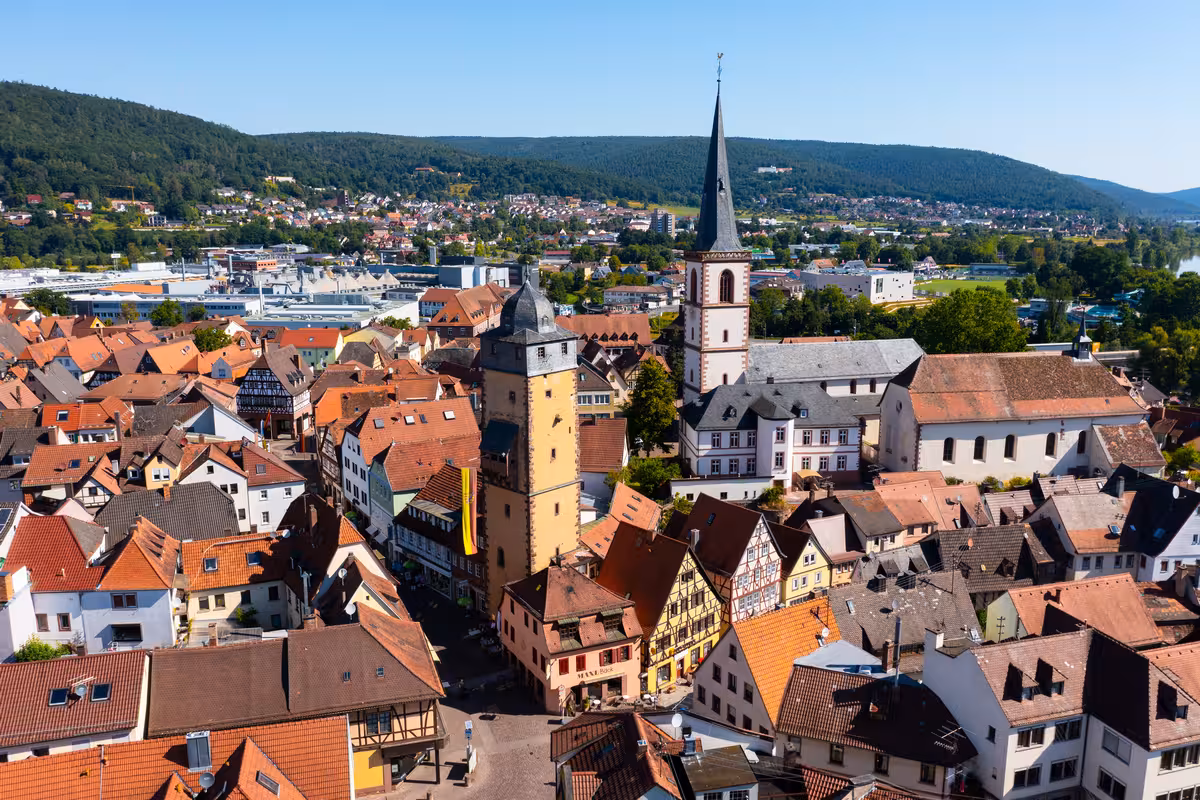 drohnenaufnahme des bayersturms mit der sankt michael kirche im hintergrund und fachwerkhäusern in der lohrer innenstadt während einer drohnenvermessung