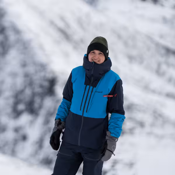 marc zeitler mit verschneiter berglandschaft im hintergrund