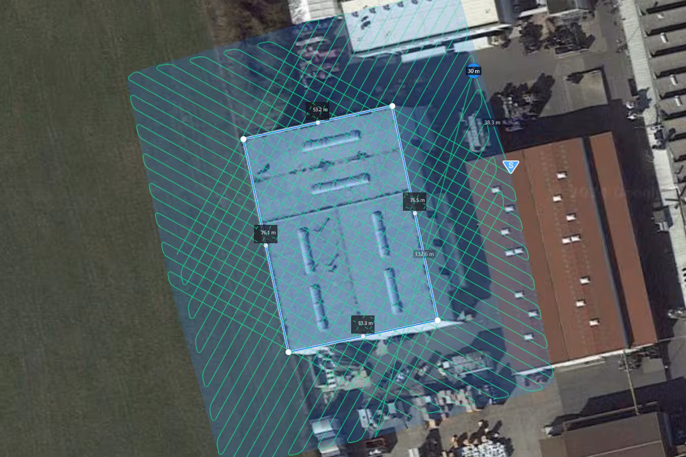 grafik der flugplanung mit double-grid-flugroute für die drohnenvermessung einer industriehalle in darmstadt