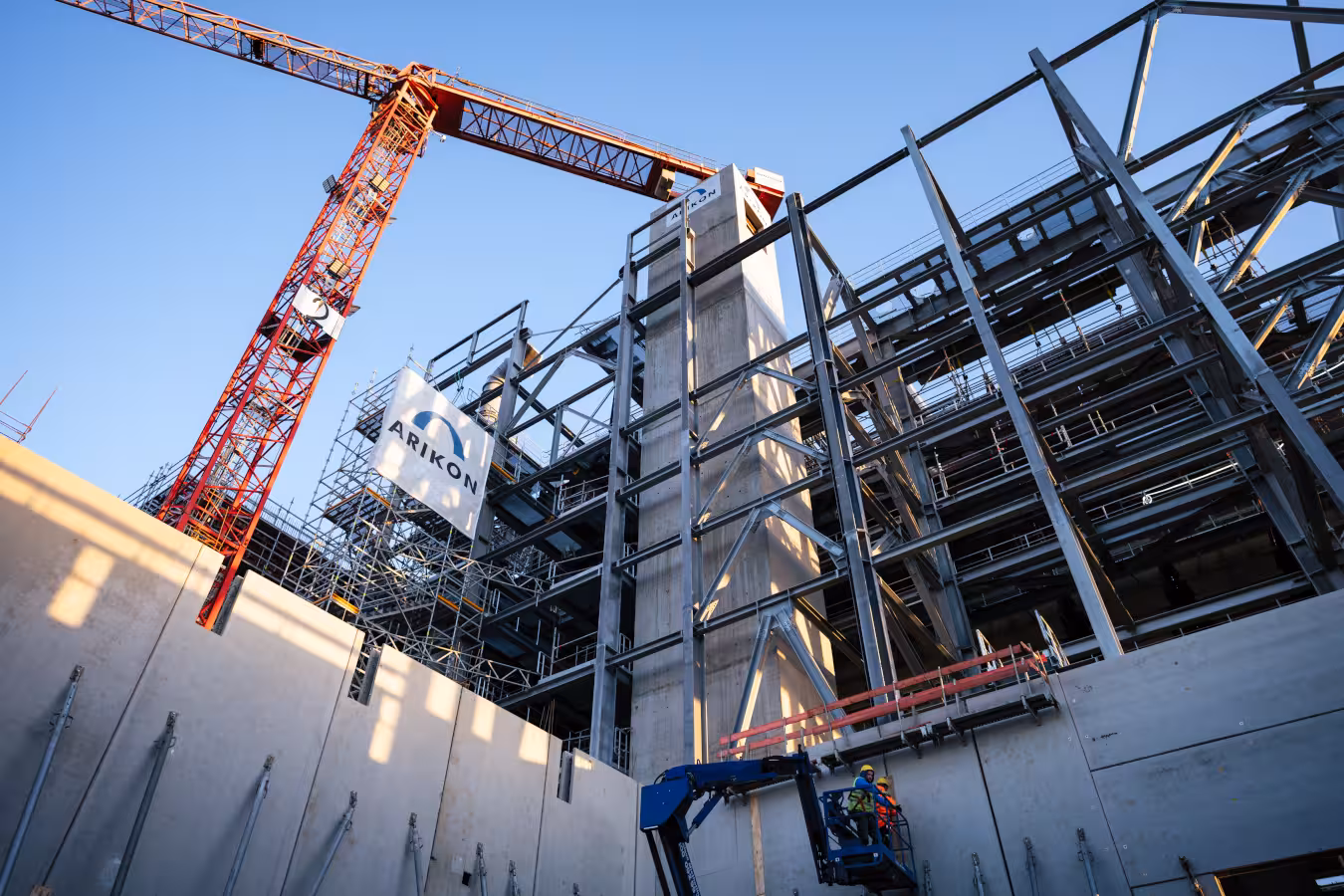 teleaufnahme des stahlfachwerks des müllheizkraftwerks wiesbaden während des baus mit baukran und gerüst in der morgensonne