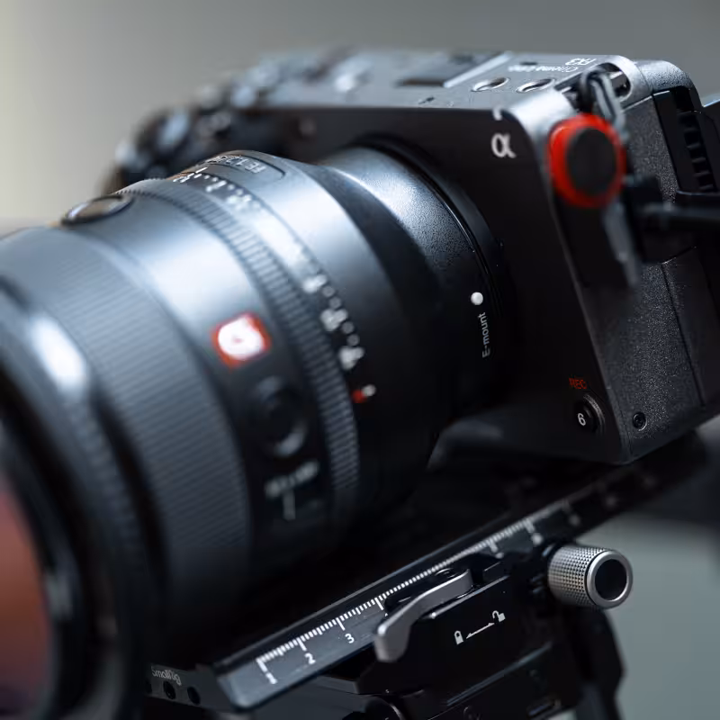 teleaufnahme einer sony fx3 filmkamera mit gold master objektiv auf einem gimbal während der produktion eines imagefilms